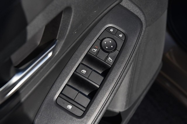 Nissan Sentra Vehicle Image 09