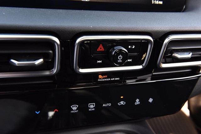 Nissan Sentra Vehicle Image 15