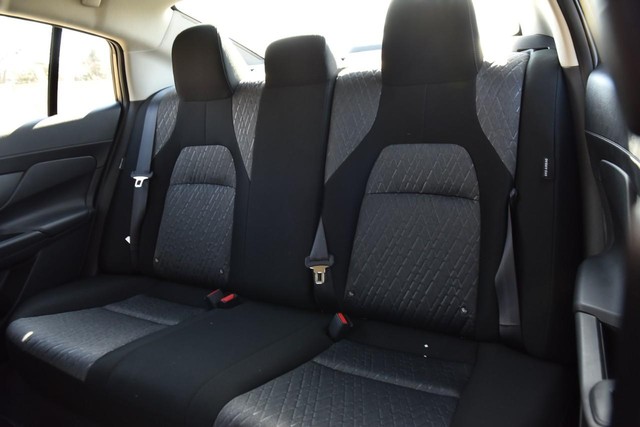 Nissan Sentra Vehicle Image 21