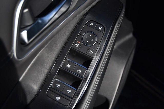 Nissan Rogue Vehicle Image 09