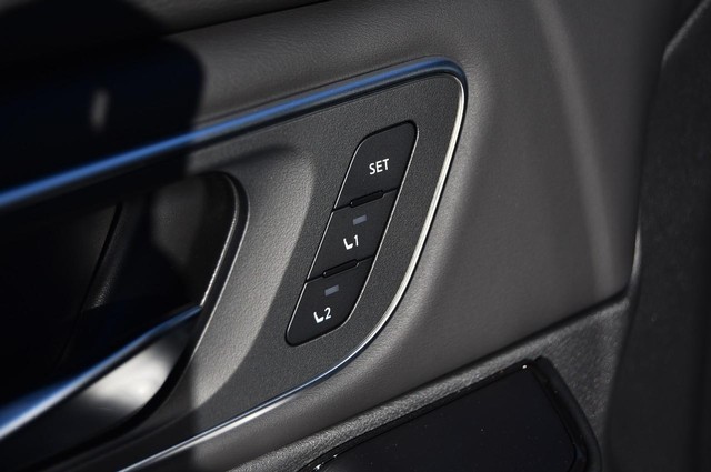 Nissan Rogue Vehicle Image 10