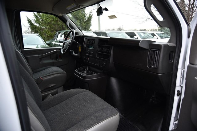 GMC Savana Cargo Van Vehicle Image 09