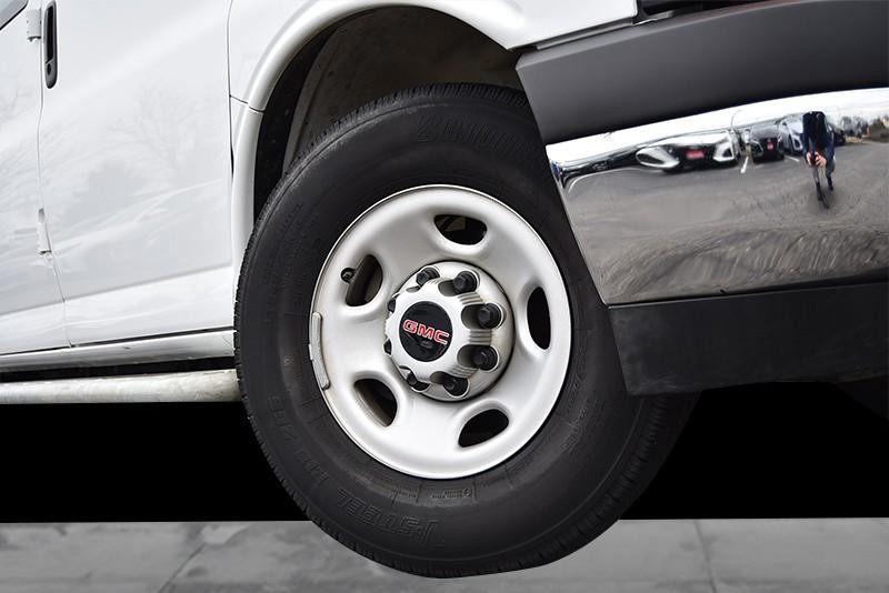 GMC Savana Cargo Van Vehicle Full-screen Gallery Image 03