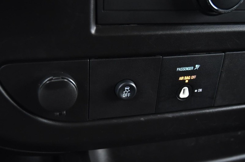 GMC Savana Cargo Van Vehicle Full-screen Gallery Image 17