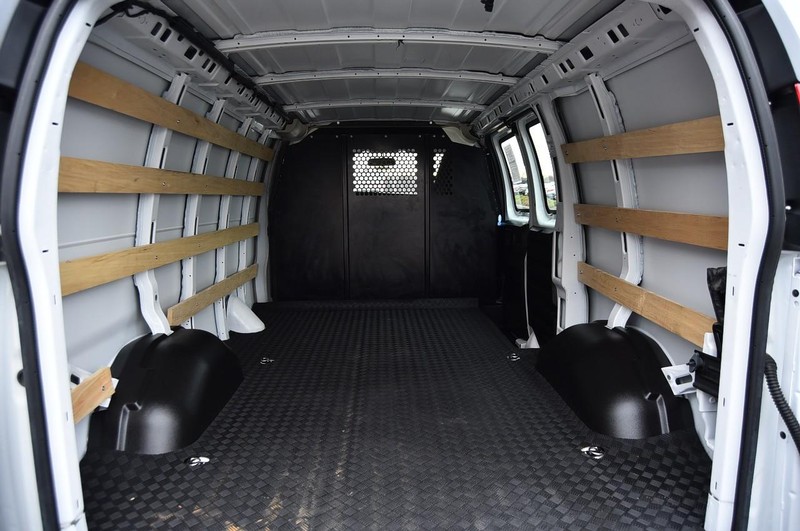 GMC Savana Cargo Van Vehicle Full-screen Gallery Image 21