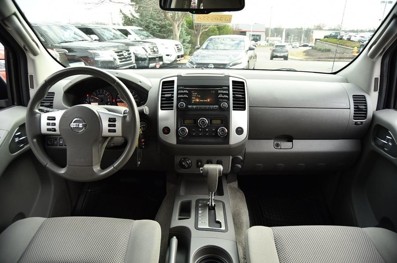 Nissan Frontier Vehicle Full-screen Gallery Image 9