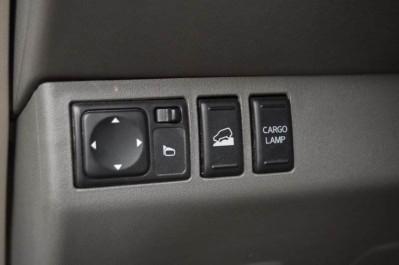 Nissan Frontier Vehicle Full-screen Gallery Image 11