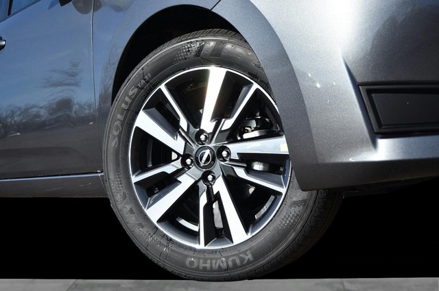 Nissan Versa Vehicle Image 03