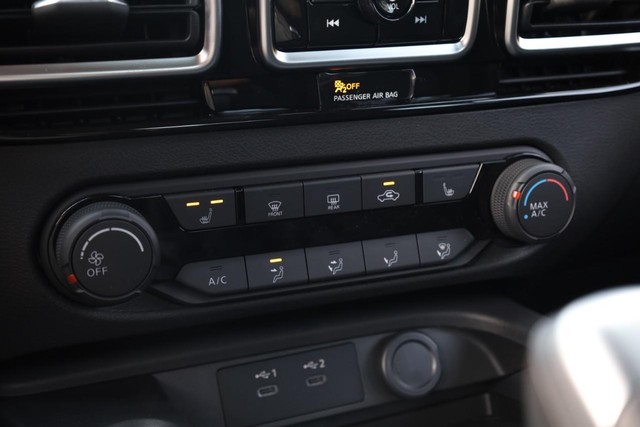 Nissan Sentra Vehicle Image 14