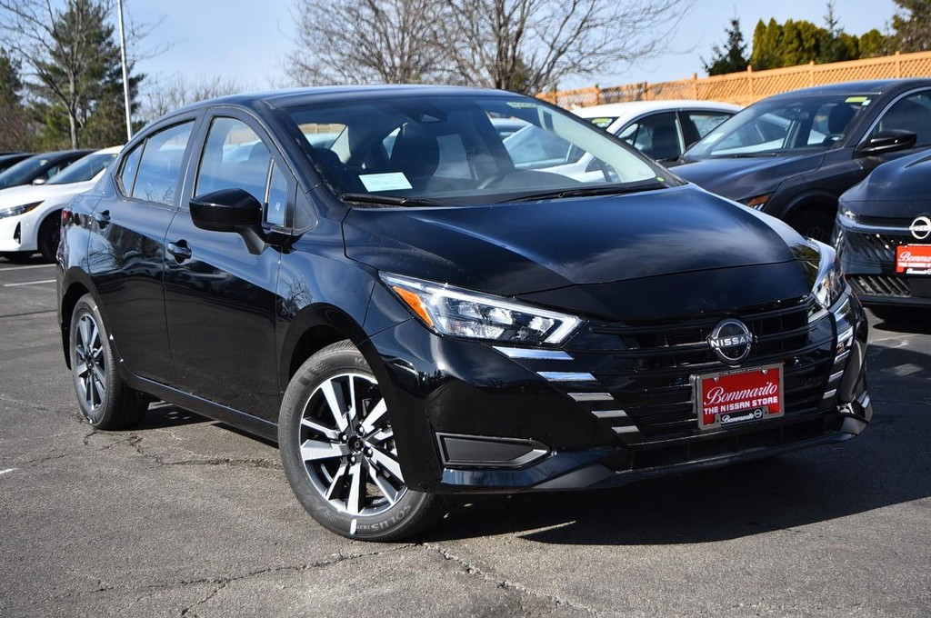 Nissan Versa Vehicle Image 02