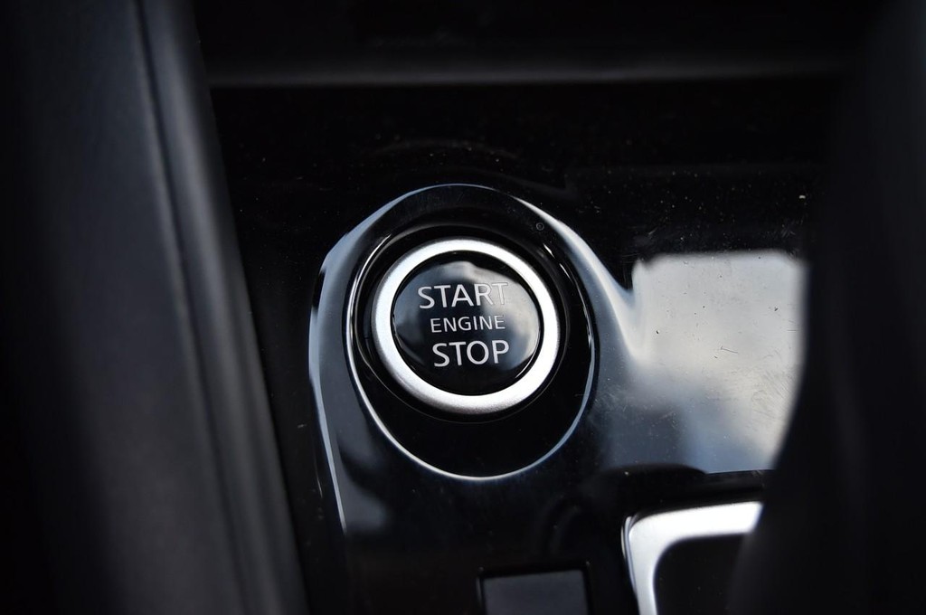 Nissan Versa Vehicle Image 16