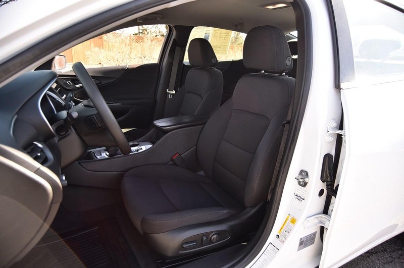 Chevrolet Malibu Vehicle Full-screen Gallery Image 18