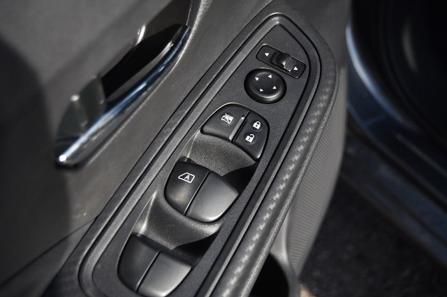 Nissan Versa Vehicle Image 09