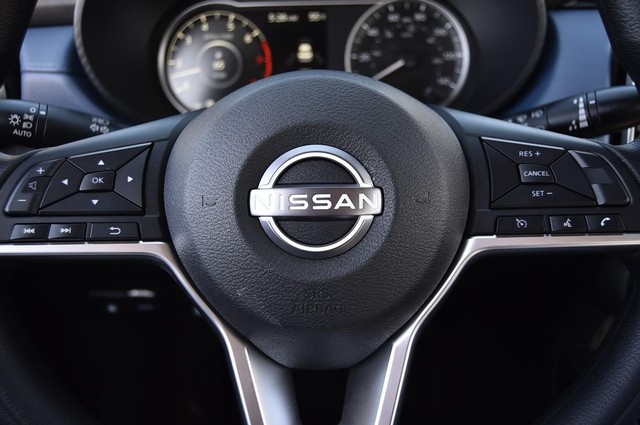 Nissan Versa Vehicle Image 17