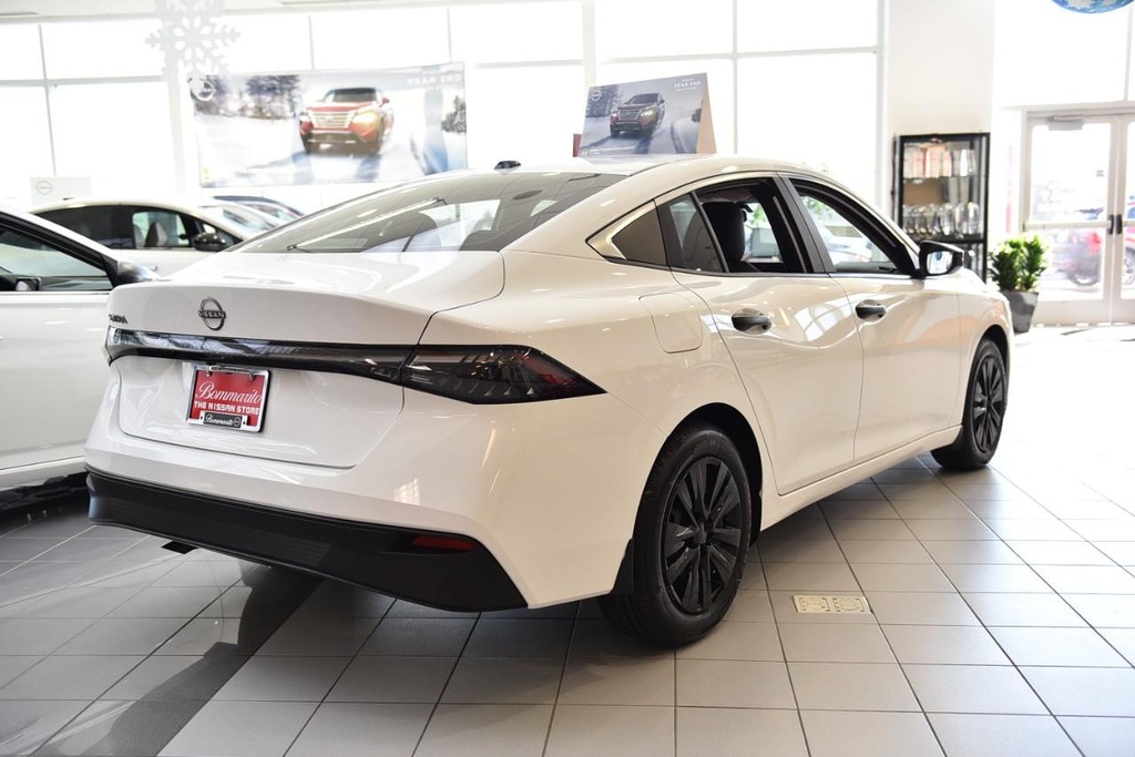 Nissan Sentra Vehicle Image 07