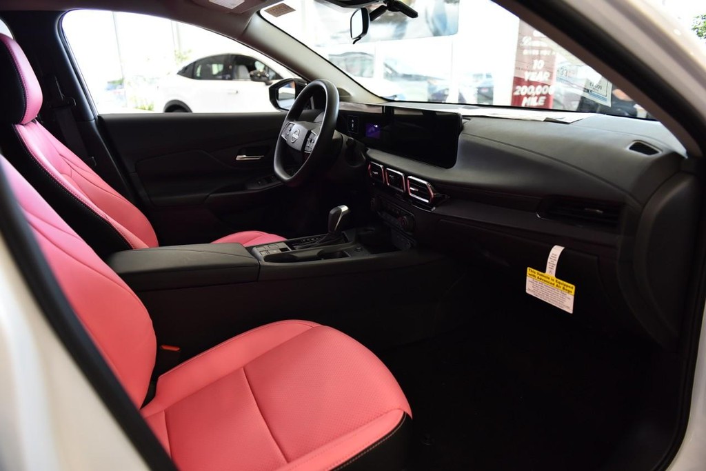 Nissan Sentra Vehicle Image 10