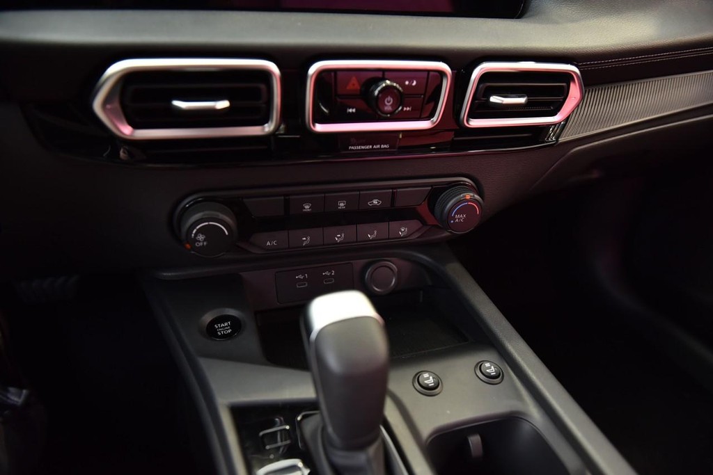 Nissan Sentra Vehicle Image 14