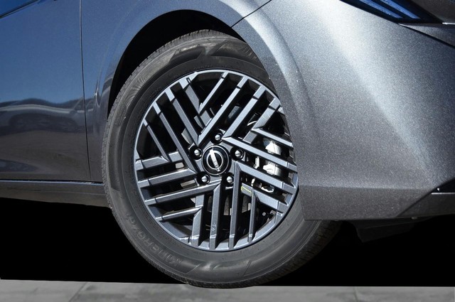 Nissan Sentra Vehicle Image 03