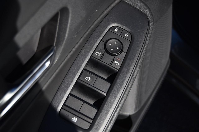 Nissan Sentra Vehicle Image 09