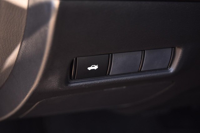 Nissan Sentra Vehicle Image 11