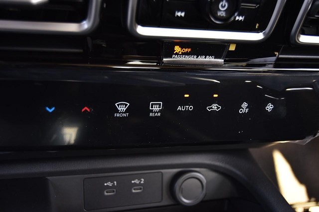 Nissan Sentra Vehicle Image 16