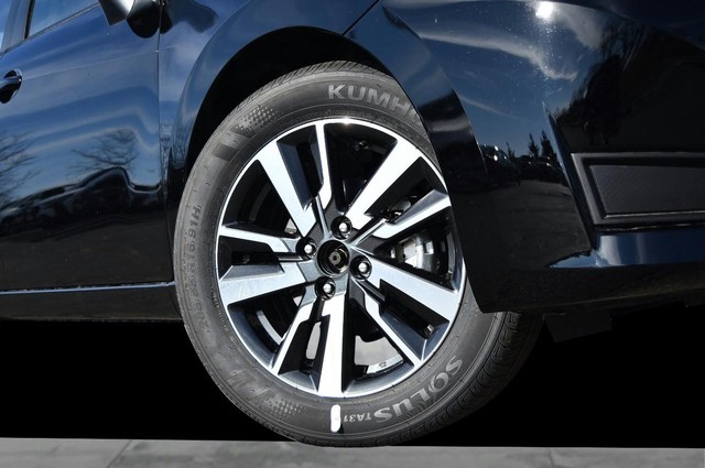 Nissan Versa Vehicle Image 03