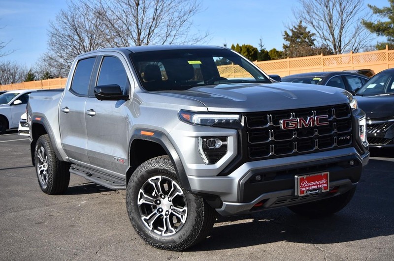 GMC Canyon Vehicle Full-screen Gallery Image 02