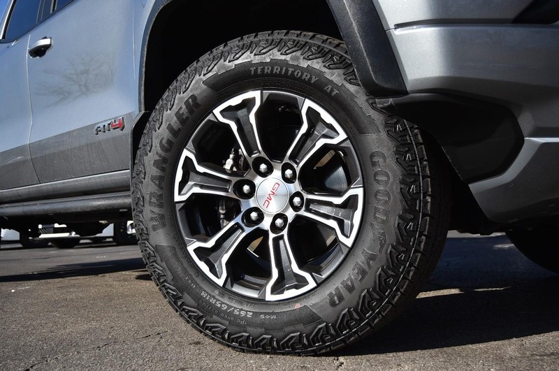 GMC Canyon Vehicle Full-screen Gallery Image 03