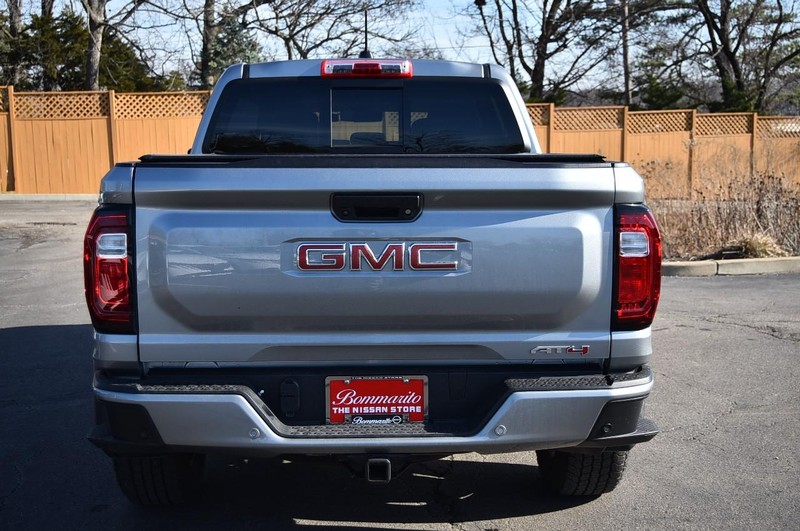 GMC Canyon Vehicle Full-screen Gallery Image 06