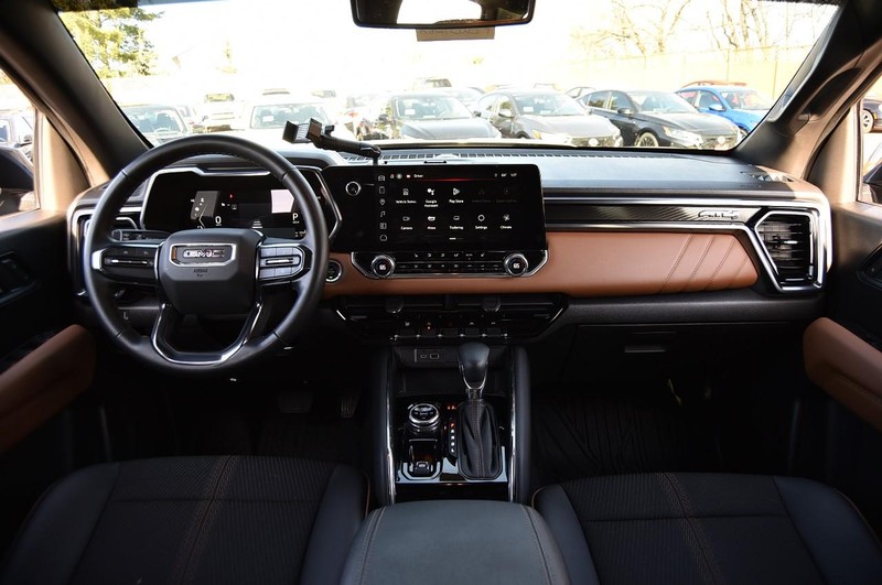 GMC Canyon Vehicle Full-screen Gallery Image 08