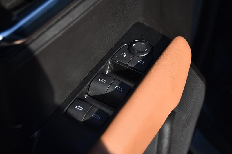 GMC Canyon Vehicle Full-screen Gallery Image 09