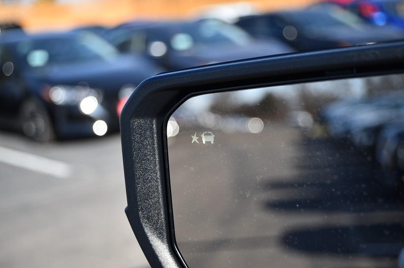 GMC Canyon Vehicle Full-screen Gallery Image 10