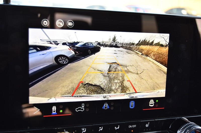 GMC Canyon Vehicle Full-screen Gallery Image 13