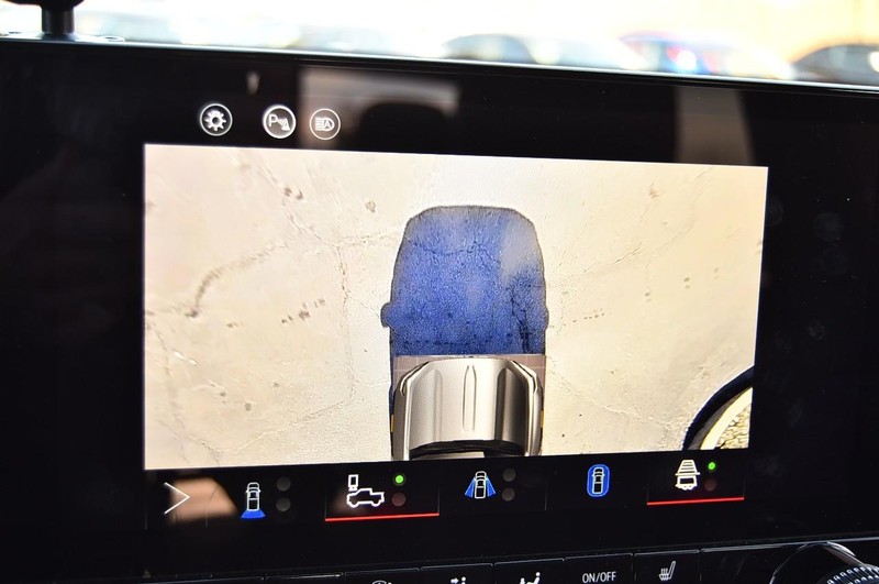 GMC Canyon Vehicle Full-screen Gallery Image 14