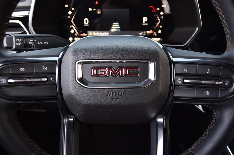 GMC Canyon Vehicle Full-screen Gallery Image 22