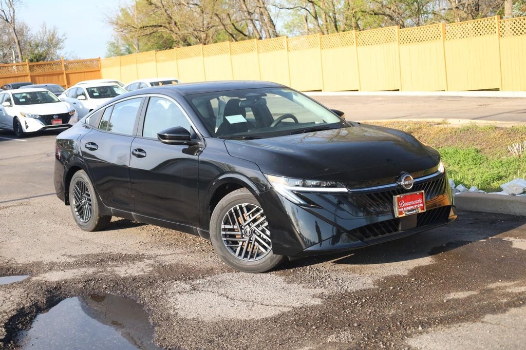 Nissan Sentra Vehicle Full-screen Gallery Image 2