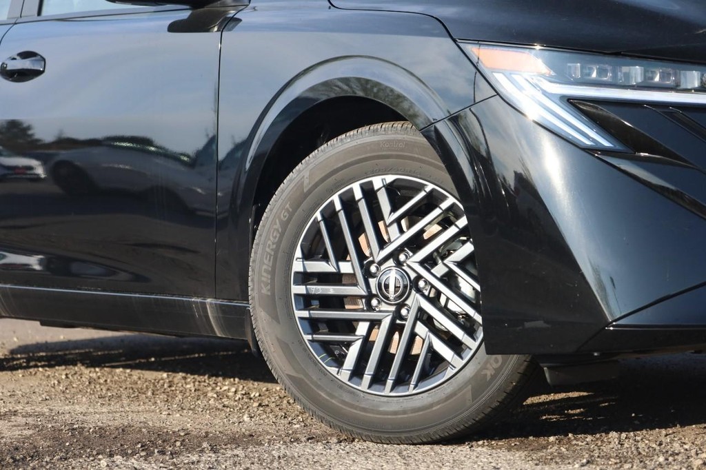 Nissan Sentra Vehicle Full-screen Gallery Image 3