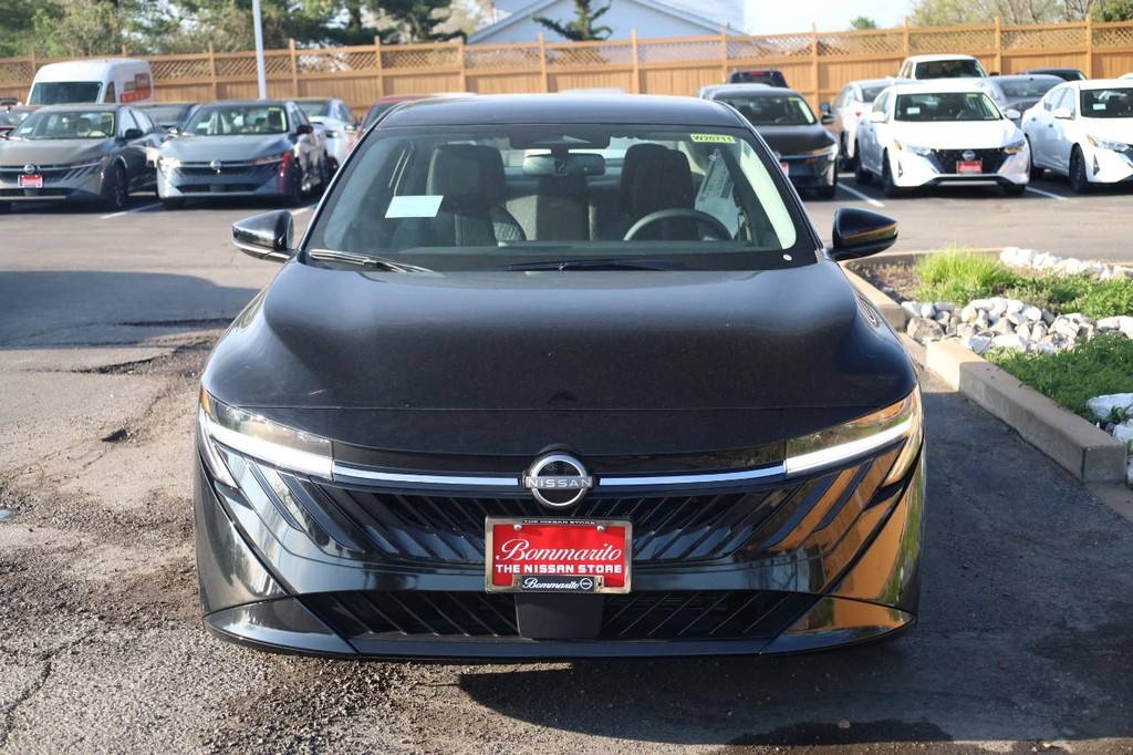 Nissan Sentra Vehicle Full-screen Gallery Image 4