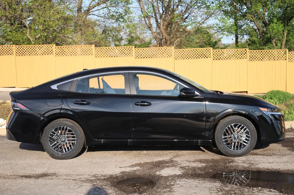 Nissan Sentra Vehicle Full-screen Gallery Image 5