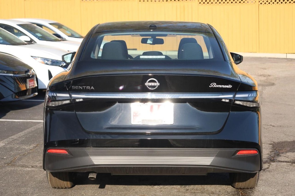 Nissan Sentra Vehicle Full-screen Gallery Image 6