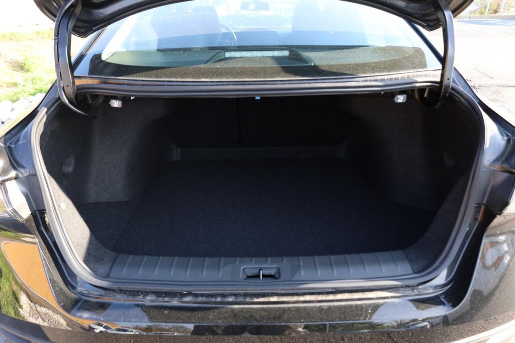 Nissan Sentra Vehicle Full-screen Gallery Image 7