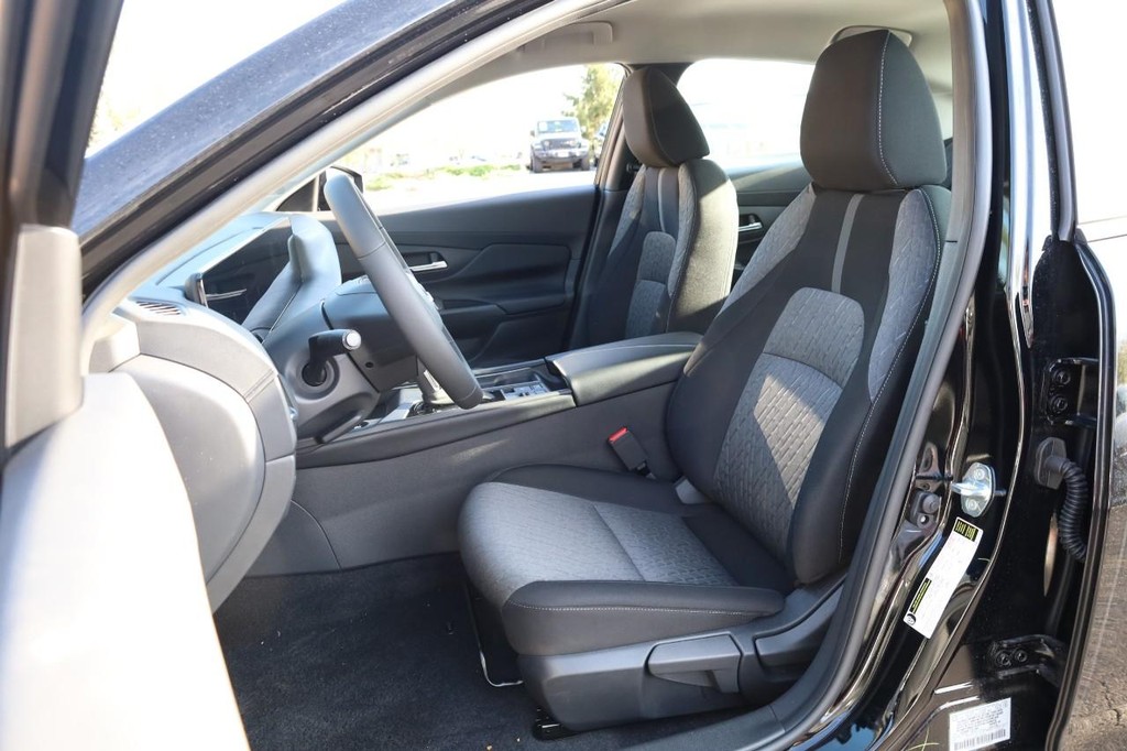 Nissan Sentra Vehicle Full-screen Gallery Image 8