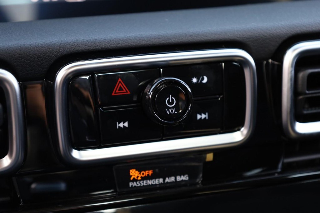 Nissan Sentra Vehicle Full-screen Gallery Image 12