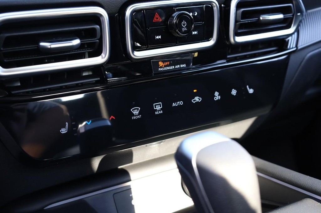 Nissan Sentra Vehicle Full-screen Gallery Image 13