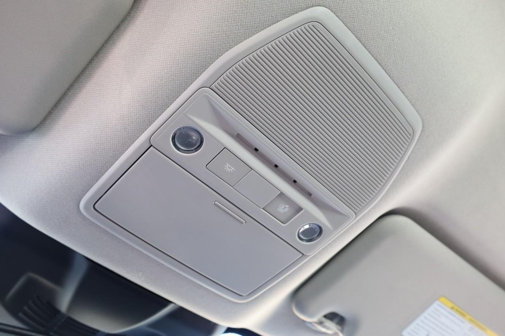 Nissan Sentra Vehicle Full-screen Gallery Image 16