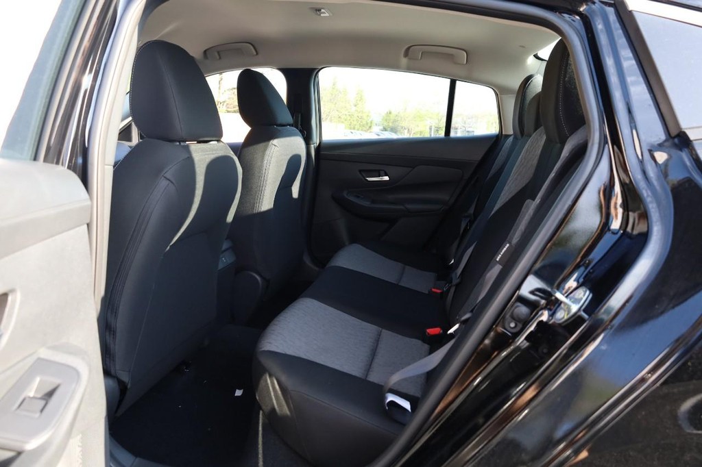 Nissan Sentra Vehicle Full-screen Gallery Image 20