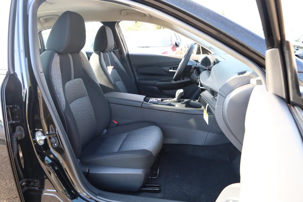 Nissan Sentra Vehicle Full-screen Gallery Image 24