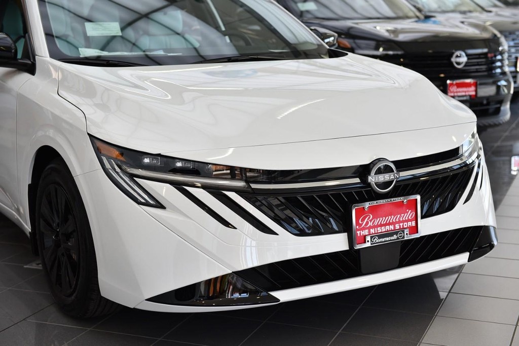 Nissan Sentra Vehicle Image 02