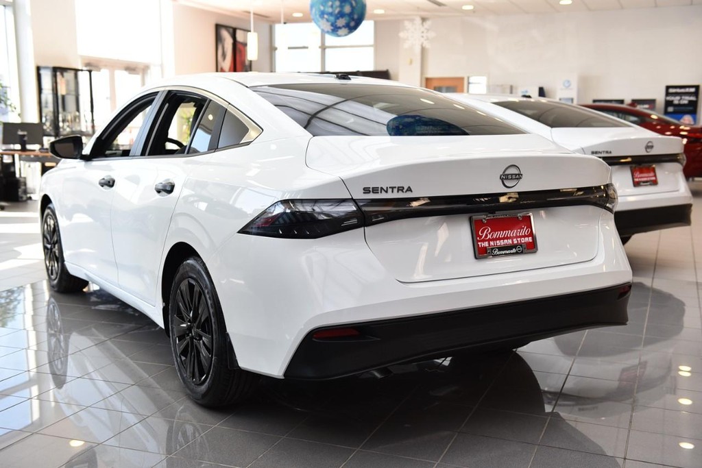 Nissan Sentra Vehicle Image 06