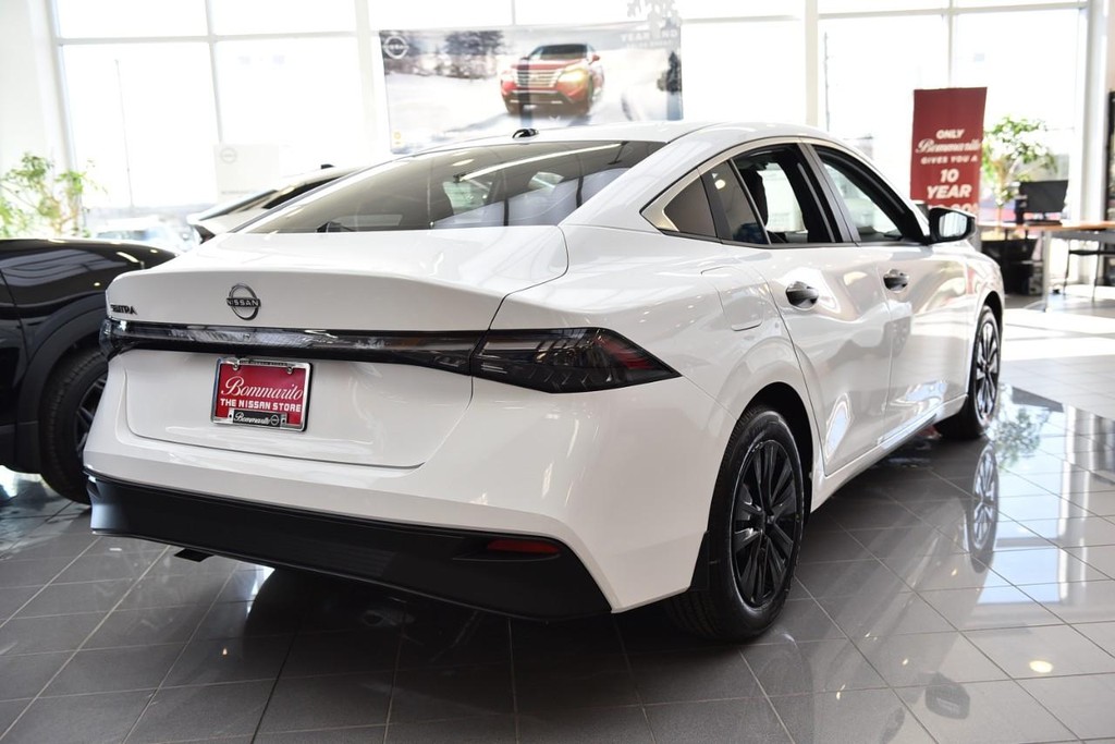 Nissan Sentra Vehicle Image 08